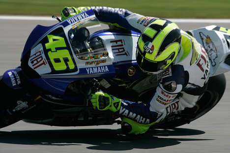Den 7-dobbelte verdensmester, italieneren Valentino Rossi, kørte sin Fiat Yamaha til sejr i søndagens 14. afdeling af MotoGP verdensmesterskabet og reducerede dermed afstanden til den VM-førende Casey Stoner.